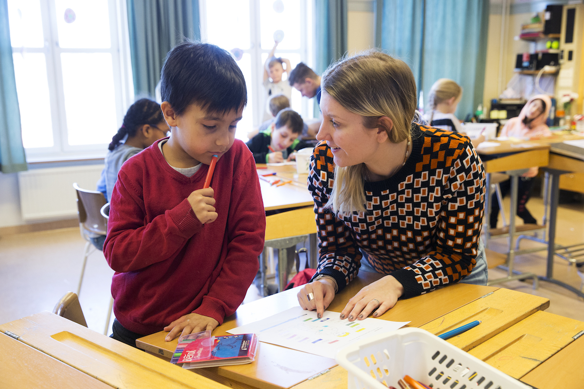 Barn och lärare i klassrum